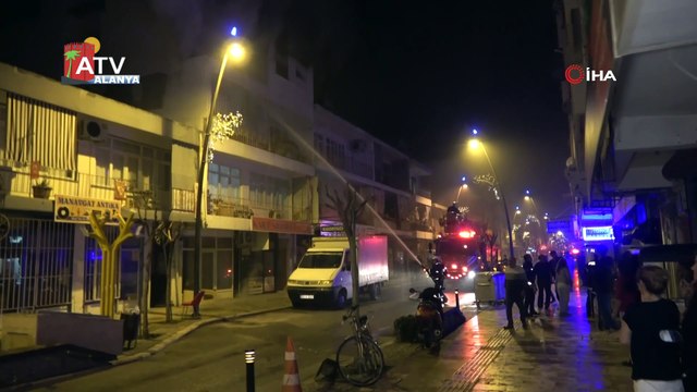 Yaşlı karı kocanın alev alev yanan binada olduğu ihbarı mahalleliyi sokağa döktü