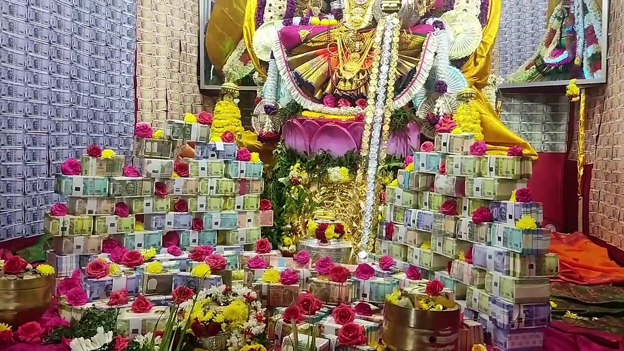 வீட்டில் செல்வம் பெருக வேண்டும்; ரூபாய் நோட்டுகளால் அலங்கறிக்கப்பட்ட அம்மனை வழிபட்ட ஆயிரக்கணக்கான பக்தர்கள்