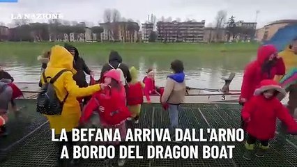 La Befana arriva dall'Arno a bordo del Dragon boat
