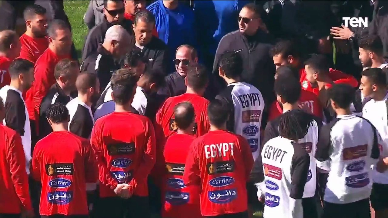 محمد صلاح يهدي الرئيس السيسي قميص المنتخب الوطني