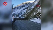 Anbean kaydedildi: Yüksekova-Hakkari karayolunda bir heyelan daha!