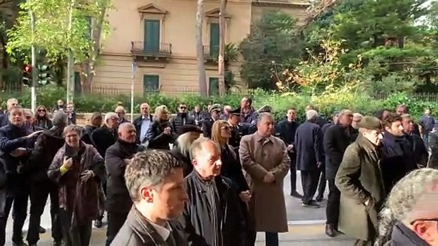 Commozione e ricordo si sono mescolati questa mattina in via Libertà, a Palermo, davanti alla lapide dedicata a Piersanti Mattarella