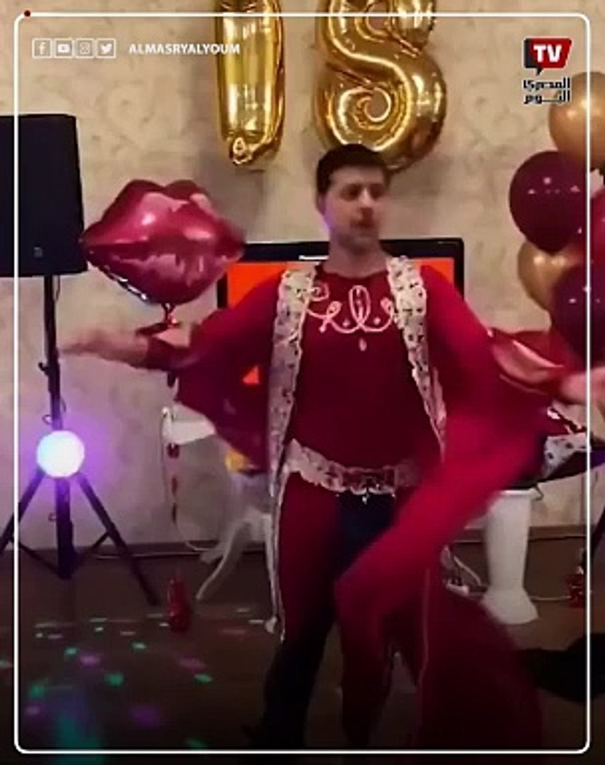 ⁣حقيقة فيديو رقص الرئيس الأوكراني «زيلينسكي» ببدلة شرقي