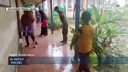 Pasca Banjir, Anggota TNI Bantu Bersihkan SDN 3 Mandingin dari Lumpur