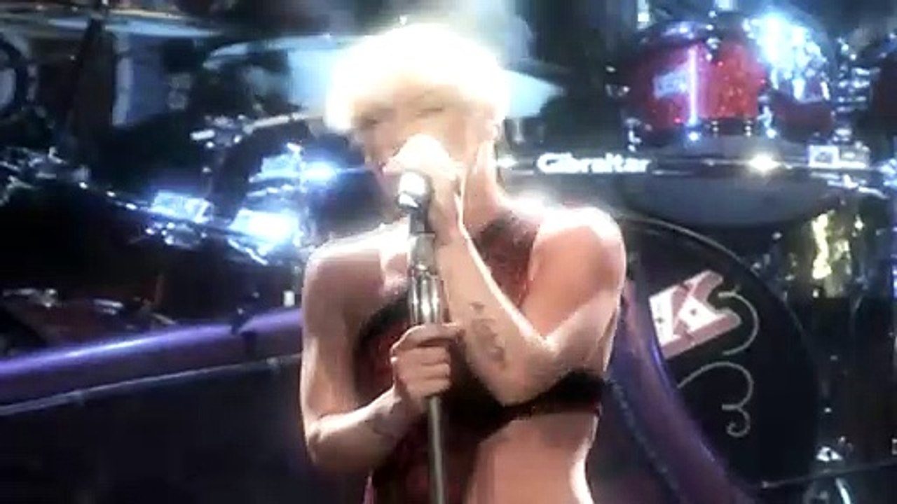 P!NK — Who Knew ● P!nk - Funhouse Tour: Live In...