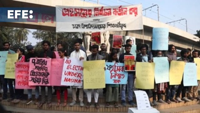 Estudiantes protestan contra los comicios generales en Bangladesh de este domingo