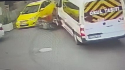 Şişli'de taksideki yolcunun açtığı kapıya çarpan motokurye öldü