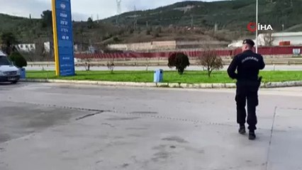 Pes! Minibüste sucuk yıkarken kameraya yakalandılar