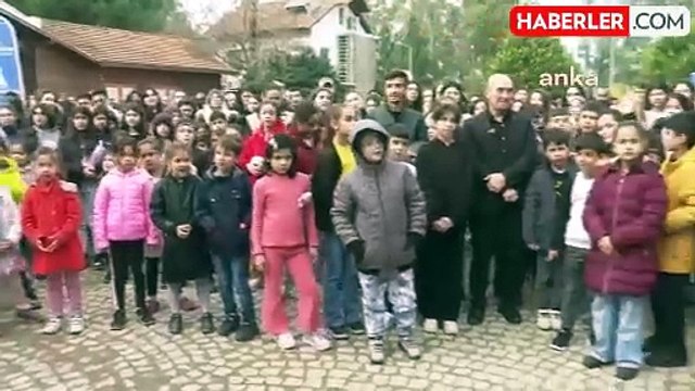 İzmir Büyükşehir Belediye Başkanı Tunç Soyer, 'Mahallede Dayanışma Var' projesinin gönüllüleri ve minikleriyle buluştu
