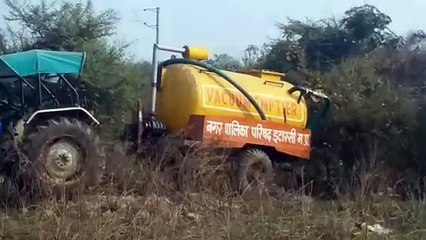 Tải video: Napa's sanitation workers are emptying the septic tank and dumping dirt directly into the rain drain.