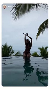 Sur Instagram, Deva Cassel a publié une vidéo sur laquelle on voit Narah Baptista danser assise en maillot de bain près d'une piscine. Images que la principale intéressée a repartagéesNarah Baptista filmée par Deva Cassel au bord d'une piscine au Brésil