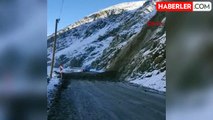 Yüksekova kara yolu heyelan nedeniyle trafiğe kapatıldı