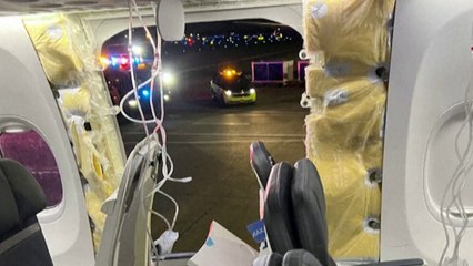 Un avión pierde una ventana y parte de su cubierta en pleno vuelo