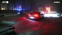 Freddo estremo in Svezia, la neve blocca centinaia di auto
