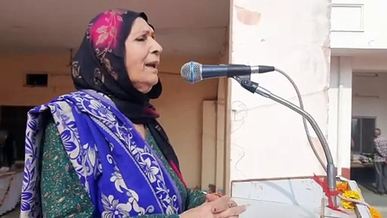 पेंशनर महिला ने ऐसी छेडी सुरों की तान, सब झूमने लगे, देखे वीडियो