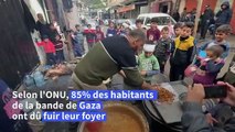 Un point de distribution fournit des repas gratuits aux habitants déplacés de Gaza à Rafah