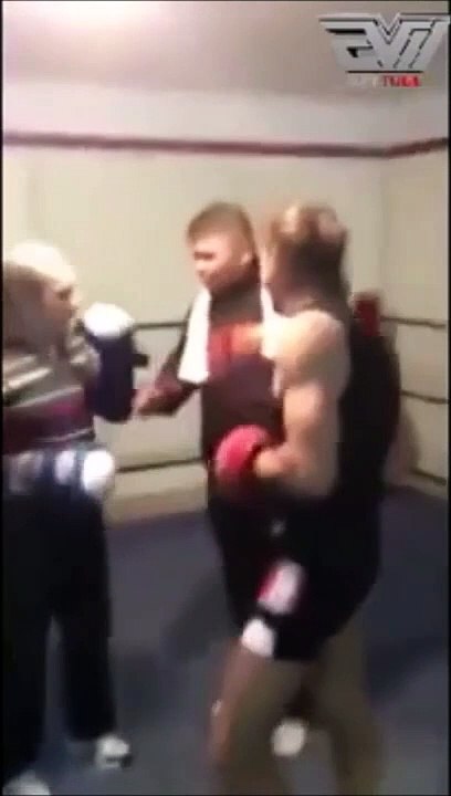 Papy VS jeune boxeur... Encore en forme le grand-père