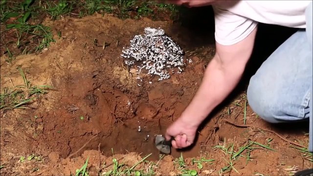 Couler de l'aluminium en fusion dans une fourmilière... oeuvre d'art magique