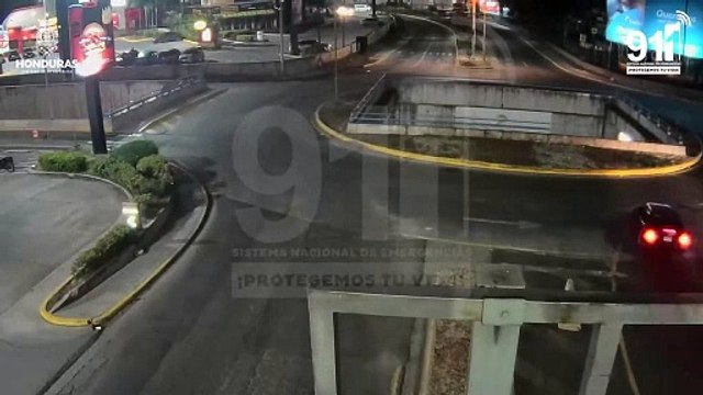 Dos jóvenes resultaron heridas después de volcar en el bulevar Juan Pablo II