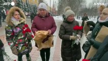 Russia, protesta simbolica delle mogli dei soldati al fronte al Cremlino