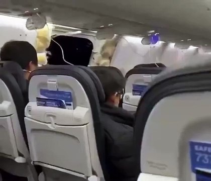 UN BOEING 737-9 DE ALASKA AIRLINES PERDIÓ UNA VENTANA EN PLENO VUELO