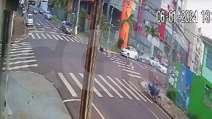 Chocante! Câmera registra mulher sendo arremessada em acidente no Centro