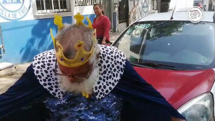 Los Reyes Magos viajan en taxi en Coatzacoalcos para alegrar a los niños