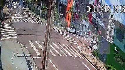 Imprudência! Mais uma conversão irregular é flagrada por câmera de segurança