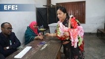 Bangladesh comienza a votar en unas elecciones generales boicoteadas por la oposición