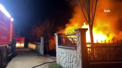 Alevlere teslim olan 2 katlı ev kül oldu