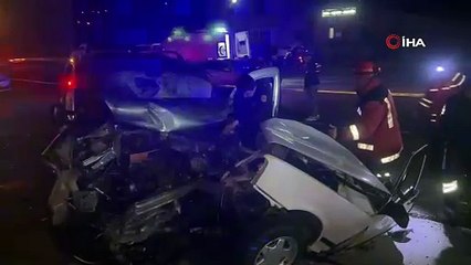 Feci kazada otomobil ikiye bölündü: 1 ölü, 5 yaralı