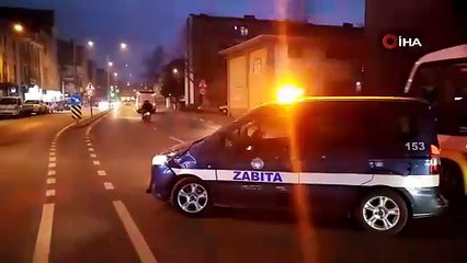 Zabıta aracı ile motosiklet çarpıştı: 2 yaralı