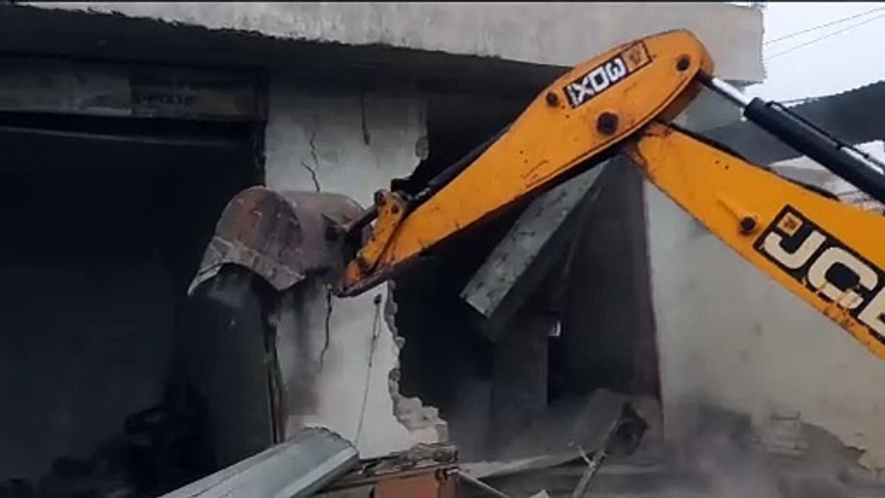 अतिक्रमण कर बनाई दुकानों पर चला यूआईटी का पंजा