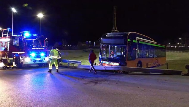 Como, pullman di linea perde controllo e si schianta alla rotonda
