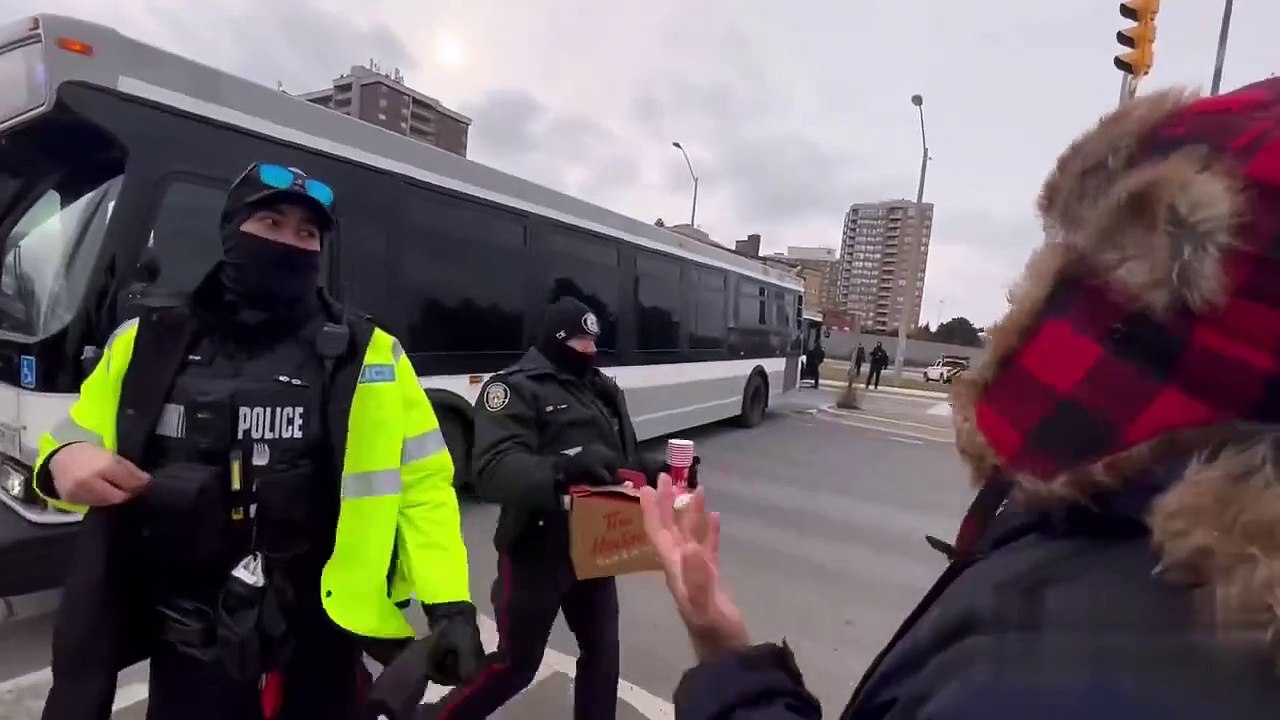 WATCH: Palestine protesters blocking a Jewish community get hot coffee delivered to them by police