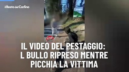 Il video del pestaggio: il bullo ripreso mentre picchia la vittima