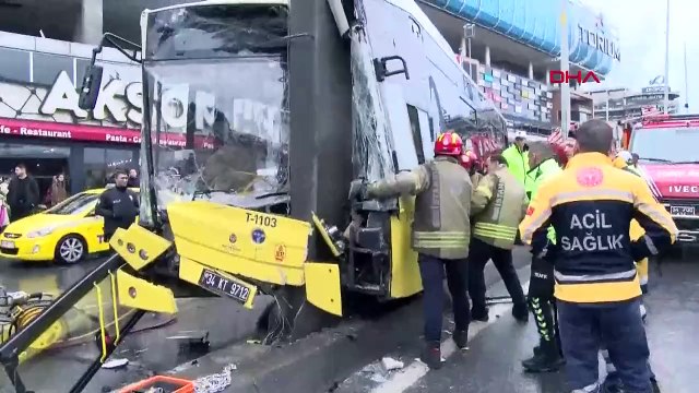 İstanbul'da İETT otobüsü direğe çarptı: Şoför araca sıkıştı, 8 yolcu yaralandı