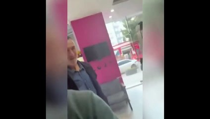 Terbiye sınırlarını aştı! Herkesin içerisinde kameraya bakarak Atatürk'e hakaret etti