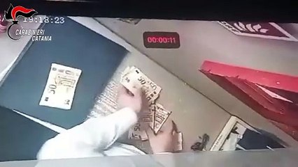Catania, impiegato nella gioielleria dello zio rubava soldi e orologi di pregio