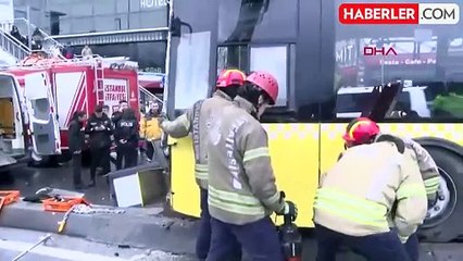 İETT Otobüsü Refüje Çarptı: 5 Yaralı