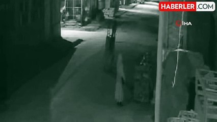 Bursa'da metal bahçe koltuğunu çalan hırsızlar kamerada