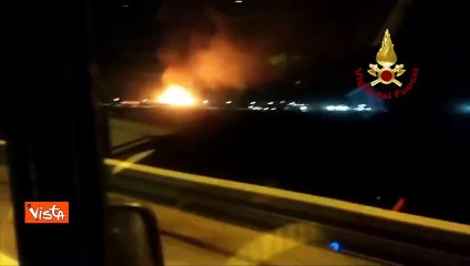 A fuoco lo stoccaggio di una fabbrica di pallets a Torino