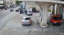 سائق طائش يتسبب بأضرار في محطة الوقود