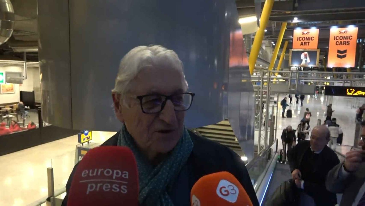 Las amistades del Rey Juan Carlos llegan a España tras su fiesta de cumpleaños.