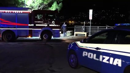 Video herunterladen: Como, auto finisce nel lago: due morti. Polizia e Vigili del fuoco sul luogo dell'incidente