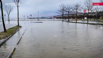 Kocaeli'de sağanak ve fırtına: Deniz taştı, yollar su altında kaldı