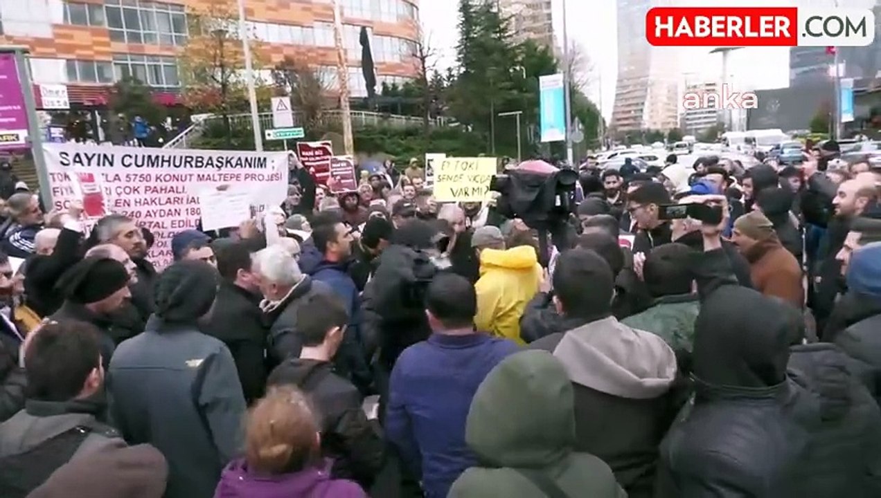 TOKİ Mağdurlarından İstanbul'da Çevre İl Müdürlüğü Önünde Eylem: "Murat Kurum'un Maliyet Artışlarının Bize Yansıtılmayacağı Vaadi Vardı.