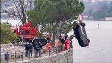 Como, auto finisce nel lago: due morti. Il recupero della vettura