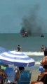 Embarcação pega fogo em praia de Florianópolis
