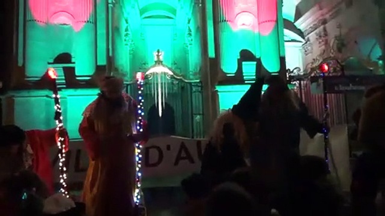 La befana distibue des  bonbons à AUCH